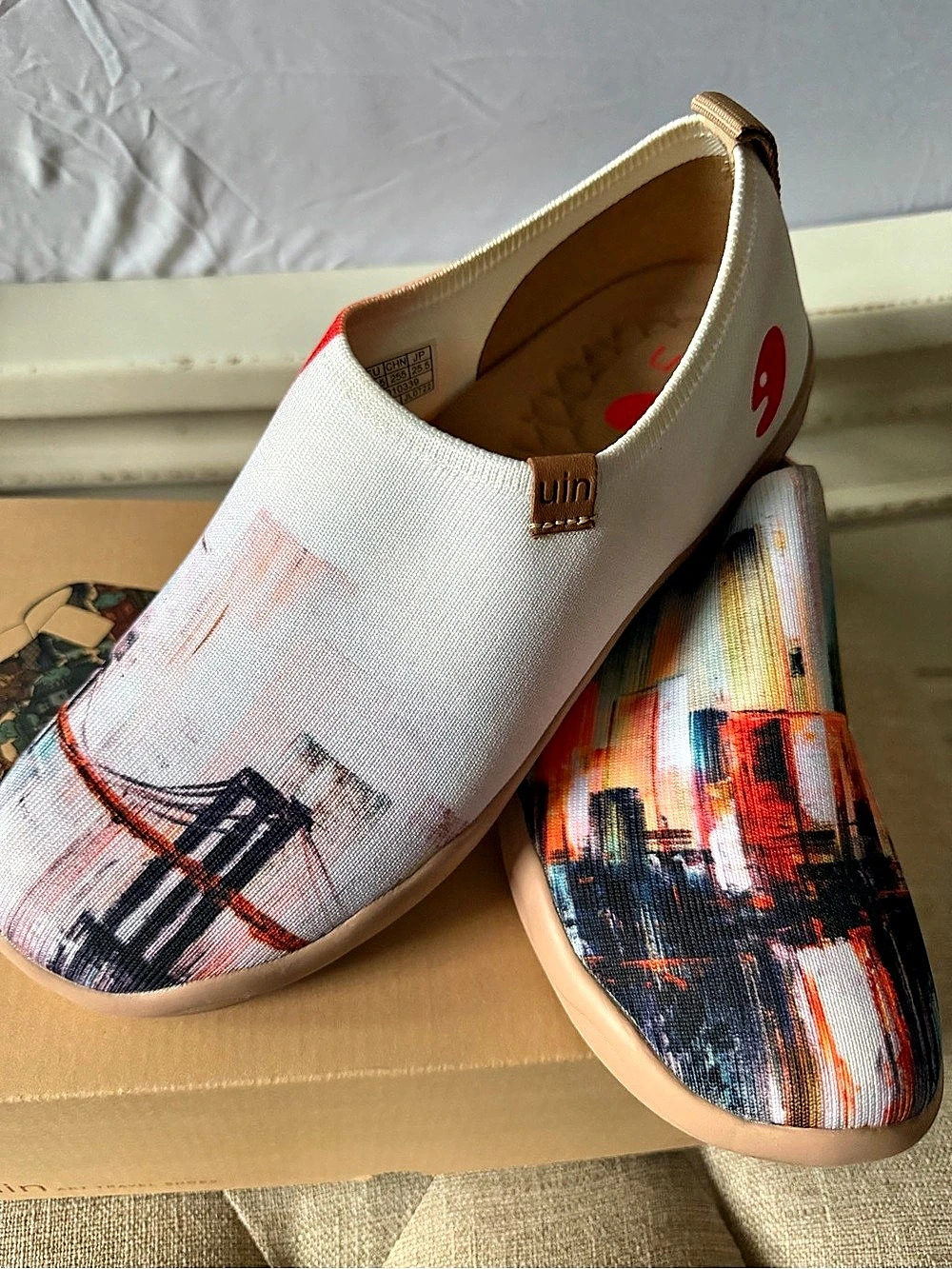 UIN Brooklyn Bridge Abstract Sneakers White & Multicolor US 9 NWT